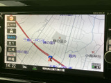 見やすい地図画面で、目的地までのルートをしっかり確認できます。運転に集中しながら、安心して目的地へ向かえるでしょう。