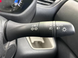 操作しやすいウインカーレバーで、安全な車線変更をサポートします。直感的な操作性で、運転に集中できます。