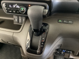 CVT車のセレクトレバーです。低速から高速まで、変速ショックのないスムーズな走りを実現するとともに、エンジン効率のよい領域を維持することで燃費にも貢献します。