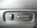 運転席のシート調整を電動で調整できます。無段階調整なので、どなたにもピッタリの調整が可能です。
