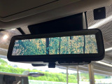 【デジタルインナーミラー】後席の大きな荷物や同乗者で後方が確認しづらい時でも安心!カメラが撮影した車両後方の映像をルームミラー内に表示。クリアな視界で状況の確認が可能です!