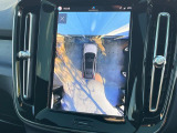 【360&deg;ビューカメラ】4台の高解像度カメラで360度の鳥瞰図を表示。隣の車や壁、死角にある障害物などを画面で確認できるため、狭いスペースでの駐車・出入りも安心です。