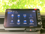 多彩な情報を表示するモニターは、運転をサポートする頼もしい相棒です。車両情報や設定変更も簡単に行えます。