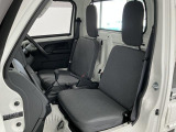 【運転席・助手席】内装ルームクリーニング済みです。しっかり綺麗にしていますので、是非、お確かめください。車に自信があるからこそ、是非一度ご来店頂き内外装も見てもらえると幸いです。