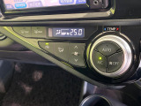 【オートエアコン】一度お好みの温度に設定すれば、車内の温度を検知し風量や温度を自動で調整。暑い&hellip;寒い&hellip;と何度もスイッチ操作をする必要はありません。快適な車内空間には必須の機能ですね♪