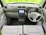 運転席からの視界は広く、運転操作もスムーズに行えます。シンプルで使いやすい空間は、ドライバーをサポートします。