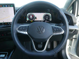 新デザインのレザーステアリングです。先行車に追従しながら走行が可能なアダプティブクルーズコントロール標準装備。