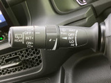 雨天時でもクリアな視界を確保できるワイパーレバー。操作も簡単で、安全な運転をサポートします。様々な状況に対応可能です。