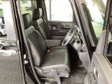 フロント広々、ベンチシートの運転席は、ハイトアジャスターが付いているので、快適にドライブができます。ハンドルはチルトステアリングで、ハンドル位置を上下に調節できます。