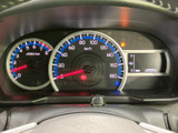 視認性の高いメーター類で、運転に必要な情報を的確に把握できます。タコメーターも装備し、エンジン回転数を確認しながらの運転も可能です。