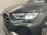 マトリクスLEDヘッドライトは、ロービーム用のLEDライトと、ひとつのユニットに多数のLEDが組み込まれたハイビーム用ヘッドライトが組み合わされた革新のヘッドライトです。