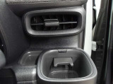 運転席のカップホルダーはエアコンの吹き出し口にありますので冷やしたり温めたりすることが出来ます☆