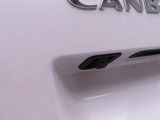 バックカメラ:運転席から見えにくい車の後方をカメラの映像を通して確認できます。