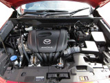 「SKYACTIV-G(ガソリン)」は、規格外の高圧縮を実現し、世界のエンジン技術者に驚きを与えました。さらに、それを維持したままノッキングの発生を抑え、熱効率を向上、走りにも寄与したエンジンです。
