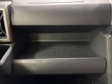 助手席側のインパネトレイは大きくてボックスティッシュも置けます!