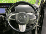 握りやすいステアリングで、快適な運転操作が可能。操作しやすい位置に配置されたスイッチ類も便利です。運転の楽しさを高めます。