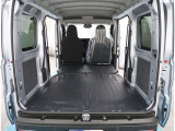 【トランクルーム】荷室の広さも十分です!シートアレンジでシートを畳めば長い荷物だって積めますね。シートアレンジの操作方法など、お気軽にご相談下さい。