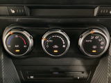 空調スイッチ類は最近流行のタッチパネル式ではなく、運転中でも直感的に操作できるダイヤル式を採用しております。