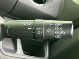 操作しやすい位置に配置されたウインカーレバー。スムーズな操作で、安全な車線変更をサポートします。