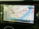 鮮明な画面表示で、目的地までスムーズに案内。渋滞情報も確認でき、快適なドライブをサポートします。道に迷う心配なく、遠出も楽しめます。