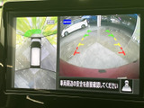 後方からの安全確認をサポートするカメラ映像を、鮮明に表示。狭い場所での駐車や車庫入れも、より安心に行えます。