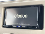 高画質ディスプレイで、快適なドライブをサポート。CDやラジオ、外部入力など、多彩なソースを楽しめます。使いやすさも考慮された設計です。
