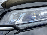 明るく白い光のLEDヘッドライトにより、夜間でも遠くまで見通しやすく、安全性が高まります。