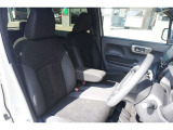 運転席・助手席はベンチシートになっております!運転席と助手席の間をスムーズに移動できます♪