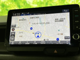 見やすい地図表示で、目的地へのナビゲーションをスムーズに行えます。運転に集中しながら、安心して走行できます。