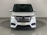 最新のLEDヘッドライトで、より明るく遠くまで照らします!フロントバンパーにはLEDフォグライトが装着されています。