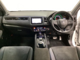 車内は光触媒抗菌消臭施工済です。インパネ周りはスタイリッシュなデザインで機能や装備も充実しています。グローブボックスやカップホルダーのほかにトレーなどたくさんの収納スペースが付いています。