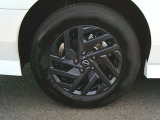 足元を引き締める、アルミホイール付きです。タイヤサイズは、205/65R16です。