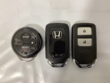 スマートキーを装備しています。鍵を差し込むことなくドアロックの開け閉めと、スタートボタン操作でのエンジンスタートができます。加えて、純正リモコンエンジンスターター用の操作キーもついています。