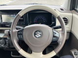 握りやすい形状で、運転操作をサポート。ステアリングスイッチで、オーディオやハンズフリー通話も快適に操作できます。