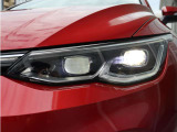 暗い道でこそ、その価値を実感。先進的なLEDマトリックスヘッドライトを備えています。