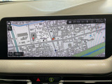 BMWのナビゲーションは操作性も良く、詳細な地図情報と交通状況を見やすく表示し、快適なドライビングをサポートしながら目的地までナビゲートします。