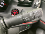 操作しやすい位置に配置されたウインカーレバー。スムーズな操作で安全な車線変更をサポートします。