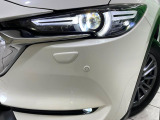 【LEDヘッドライト】悪天候や夜間走行時も良好な視界を確保し安心して運転できる高輝度LEDヘッドライトを装備!点灯速度が早く、消費電力も抑えられています。