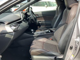 ドライバー視点からの眺望は広く、運転に集中しやすい環境。操作しやすい配置で、快適なドライビングをサポートします。上質な空間です。