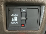 【片側パワースライドドア】片側がパワースライドドアになっており、運転席のスイッチやスマートキーでも開閉が可能です!開口部も広いので乗り降りも楽々♪