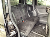 スライドドアだから、隣の車との距離が近い駐車場でも安心。チャイルドシートへの乗せ降ろしや、大きな荷物の積み込みもストレスなく行えます。