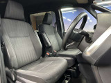 運転席も広々としており運転しやすい環境を実現しています☆