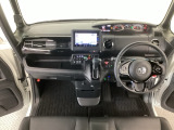 【前方視界】開放的な前方視界!運転がしやすく疲れにくいです♪窓が大きく、見通しがとっても良いおクルマですよ♪