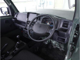 【運転席】最適なドライビングポジションでドライブをお楽しみください。
