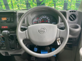 インテリアに合わせたデザインのステアリングは、運転される方のことも考え、運転しやすい形状、大きさです。是非一度、実際に触ってお確かめください。