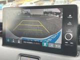 狭い場所での駐車も安心。後方の状況をモニターで確認できるので、安全な運転をサポートします。