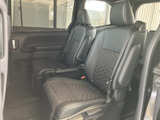 運転席周りのレイアウトは、使いやすさを追求しています。操作しやすい位置にスイッチが配置されており、安全運転をサポートします。
