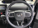 握りやすいステアリングは、運転の楽しさを向上させます。オーディオやハンズフリー通話の操作もステアリングから可能です。快適なドライビングをサポートします。