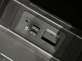 充電用USB端子付き。スマートフォンなどの充電に便利です。
