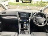 広々とした室内空間が魅力。運転席からの視界も良好で、快適なドライビングをサポートします。長距離運転も疲れにくい設計です。
